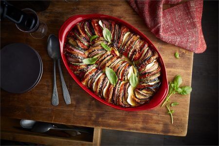 <p><strong>EMILE HENRY Керамична fовална форма за печене "LARGE OVAL OVEN DISH"</strong><br />• <strong>Ръчно изработена от 100% естествени материали<br />• Устойчива на температури: </strong>- 20º С до + 270º С<strong><br />• Равномерно разпределение на топлината<br />• Задържа топлината на ястието по-дълго от обикновените съдове<br />• Висока устойчивост на надраскване <br /></strong>• <strong>Материал:  <span style="color: #ff0000;">HR® Ceramic (High Resistance) <span style="color: #000000;">/</span></span></strong><span style="color: #ff0000;"><span style="color: #000000;"> Високо устойчива керамика</span></span><strong><span style="color: #ff0000;"><span style="color: #000000;"> / </span><br /><span style="color: #000000;">• Без съдържание на олово, кадмий и никел</span><br /><span style="color: #000000;">• Външен размер вкл.дръжките: </span></span></strong><span style="color: #ff0000;"><span style="color: #000000;">41,5 х 26,5 х 9 см<br /></span></span><span style="color: #ff0000;"><span style="color: #000000;">• <strong>Вместимост:</strong> 3,8 литра</span><br /><span style="color: #000000;"><strong>• Тегло: </strong>2,2 кг</span><br /><span style="color: #000000;">• <strong>Цвят: </strong>сиво-бежов</span><br /><span style="color: #000000;">• <strong>Подходяща за: </strong>фурна / микровълнова фурна / фризер / съдомиялна машина</span><br /><strong><span style="color: #000000;">Производител: EMILE HENRY / Франция</span></strong></span></p><br />Марка: Emile Henry <br />Модел: EH 9054-95<br />Доставка: 2-4 работни дни<br />Гаранция: 2 години