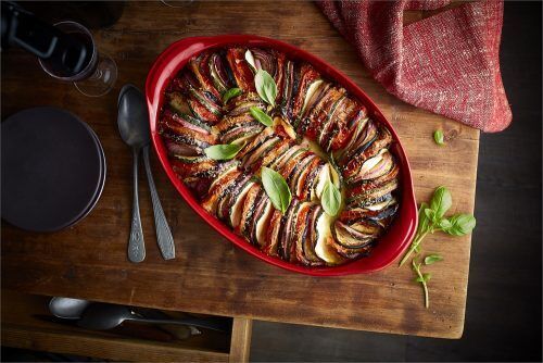 <p><strong>EMILE HENRY Керамична fовална форма за печене "LARGE OVAL OVEN DISH"</strong><br />• <strong>Ръчно изработена от 100% естествени материали<br />• Устойчива на температури: </strong>- 20º С до + 270º С<strong><br />• Равномерно разпределение на топлината<br />• Задържа топлината на ястието по-дълго от обикновените съдове<br />• Висока устойчивост на надраскване <br /></strong>• <strong>Материал:  <span style="color: #ff0000;">HR® Ceramic (High Resistance) <span style="color: #000000;">/</span></span></strong><span style="color: #ff0000;"><span style="color: #000000;"> Високо устойчива керамика</span></span><strong><span style="color: #ff0000;"><span style="color: #000000;"> / </span><br /><span style="color: #000000;">• Без съдържание на олово, кадмий и никел</span><br /><span style="color: #000000;">• Външен размер вкл.дръжките: </span></span></strong><span style="color: #ff0000;"><span style="color: #000000;">41,5 х 26,5 х 9 см<br /></span></span><span style="color: #ff0000;"><span style="color: #000000;">• <strong>Вместимост:</strong> 3,8 литра</span><br /><span style="color: #000000;"><strong>• Тегло: </strong>2,2 кг</span><br /><span style="color: #000000;">• <strong>Цвят: </strong>сиво-бежов</span><br /><span style="color: #000000;">• <strong>Подходяща за: </strong>фурна / микровълнова фурна / фризер / съдомиялна машина</span><br /><strong><span style="color: #000000;">Производител: EMILE HENRY / Франция</span></strong></span></p><br />Марка: Emile Henry <br />Модел: EH 9054-95<br />Доставка: 2-4 работни дни<br />Гаранция: 2 години