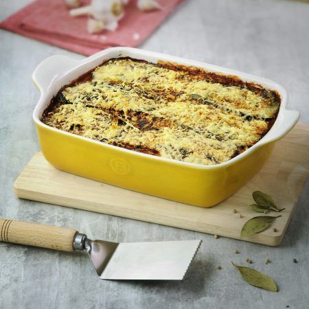 <p><strong>EMILE HENRY Правоъгълна форма за печене "RECTANGULAR DISH FOR 2" </strong><br />• <strong>Ръчно изработена от 100% естествени материали<br />• Устойчива на температури: </strong>- 20º С до + 270º С<strong><br />• Равномерно разпределение на топлината<br />• Задържа топлината на ястието по-дълго от обикновените съдове<br />• Висока устойчивост на надраскване <br /></strong>• <strong>Материал:  <span style="color: #ff0000;">HR® Ceramic (High Resistance) <span style="color: #000000;">/</span></span></strong><span style="color: #ff0000;"><span style="color: #000000;"> Високо устойчива керамика</span></span><strong><span style="color: #ff0000;"><span style="color: #000000;"> / </span><br /><span style="color: #000000;">• Без съдържание на олово, кадмий и никел</span><br /><span style="color: #000000;">• Външен размер вкл.дръжките: </span></span></strong><span style="color: #ff0000;"><span style="color: #000000;">25,5 х 18 х 6,7 см<br /></span></span><span style="color: #ff0000;"><span style="color: #000000;">• <strong>Вместимост:</strong> 1,05 литра</span><br /><span style="color: #000000;"><strong>• Тегло: </strong>0,86 кг</span><br /><span style="color: #000000;">• <strong>Цвят: </strong>бяло и червено</span><br /><span style="color: #000000;">• <strong>Подходяща за: </strong>фурна / микровълнова фурна / фризер / съдомиялна машина</span><br /><strong><span style="color: #000000;">Производител: EMILE HENRY / Франция</span></strong></span></p><br />Марка: Emile Henry <br />Модел: EH 9628-36<br />Доставка: 2-4 работни дни<br />Гаранция: 2 години