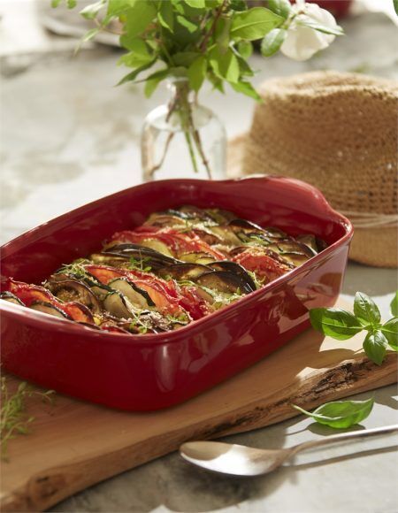 <p><strong>EMILE HENRY Керамична провоъгълна тава за печене "RECTANGULAR OVEN DISH"</strong><br />• <strong>Ръчно изработена от 100% естествени материали<br />• Устойчива на температури: </strong>- 20º С до + 270º С<strong><br />• Равномерно разпределение на топлината<br />• Задържа топлината на ястието по-дълго от обикновените съдове<br />• Висока устойчивост на надраскване <br /></strong>• <strong>Материал:  <span style="color: #ff0000;">HR® Ceramic (High Resistance) <span style="color: #000000;">/</span></span></strong><span style="color: #ff0000;"><span style="color: #000000;"> Високо устойчива керамика</span></span><strong><span style="color: #ff0000;"><span style="color: #000000;"> / </span><br />• <span style="color: #000000;">Без съдържание на олово, кадмий и никел</span><br /><span style="color: #000000;">• Външен размер вкл.дръжките: </span></span></strong><span style="color: #ff0000;"><span style="color: #000000;">36,5 х 23,5 х 7,5 см</span></span><span style="color: #ff0000;"><br /><strong><span style="color: #000000;">• Вътрешен размер: </span></strong><span style="color: #000000;">30 х 22 х 6 см<br /></span></span><span style="color: #ff0000;"><span style="color: #000000;">• <strong>Вместимост:</strong> 2,7 литра</span><br /><span style="color: #000000;"><strong>• Тегло: </strong>1,8 кг</span><br /><span style="color: #000000;">• <strong>Цвят: </strong>червен</span><br /><span style="color: #000000;">• <strong>Подходяща за: </strong>фурна / микровълнова фурна / фризер / съдомиялна машина</span><br /><strong><span style="color: #000000;">Производител: EMILE HENRY / Франция</span></strong></span></p><br />Марка: Emile Henry <br />Модел: EH 9652-34<br />Доставка: 2-4 работни дни<br />Гаранция: 2 години
