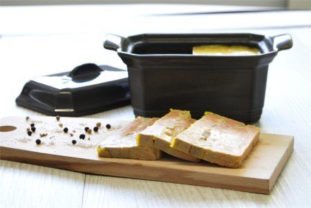 <p><strong>EMILE HENRY Керамична форма за терин с преса "LARGE TERRINE + PRESS" </strong><br />• <strong>Ръчно изработена от 100% естествени материали<br />• Устойчива на температури: </strong>- 20º С до + 270º С<strong><br />• Равномерно разпределение на топлината<br />• Задържа топлината на ястието по-дълго от обикновените съдове<br />• Висока устойчивост на надраскване <br /></strong>• <strong>Материал:  <span style="color: #ff0000;">HR® Ceramic (High Resistance) <span style="color: #000000;">/</span></span></strong><span style="color: #ff0000;"><span style="color: #000000;"> Високо устойчива керамика</span></span><strong><span style="color: #ff0000;"><span style="color: #000000;"> / </span><br /><span style="color: #000000;">• Без съдържание на олово, кадмий и никел</span><br /><span style="color: #000000;">• Размери: </span></span></strong><span style="color: #ff0000;"><span style="color: #000000;">24,2 х</span></span><span style="color: #ff0000;"><span style="color: #000000;"> </span></span><span style="color: #ff0000;"><span style="color: #000000;">15,3  х 12 см (ДхШхВ)<br /></span></span><span style="color: #ff0000;"><span style="color: #000000;">• <strong>Вместимост:</strong> 1,2 литра</span><br /><span style="color: #000000;"><strong>• Тегло: </strong>1,8 кг</span><br /><span style="color: #000000;">• <strong>Цвят: </strong>червен / бял</span><br /><span style="color: #000000;">• <strong>Подходяща за: </strong>фурна / микровълнова фурна / фризер / съдомиялна машина</span><br /><strong><span style="color: #000000;">Производител: EMILE HENRY / Франция</span></strong></span></p><br />Марка: Emile Henry <br />Модел: EH 9791-34<br />Доставка: 2-4 работни дни<br />Гаранция: 2 години