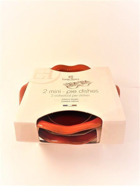 <p><strong>EMILE HENRY Комплект 2 броя малки форми за пай "2 MINI PIE DISH" <br />• </strong><strong><br />• <strong>Ръчно изработени от 100% естествени материали<br />• Устойчиви на температури: </strong>- 20º С до + 270º С<strong><br />• Равномерно разпределение на топлината<br />• Задържат топлината на ястието по-дълго от обикновените съдове<br />• Висока устойчивост на надраскване <br /></strong>• <strong>Материал:  <span style="color: #ff0000;">HR® Ceramic (High Resistance) <span style="color: #000000;">/</span></span></strong><span style="color: #ff0000;"><span style="color: #000000;"> Високо устойчива керамика</span></span><strong><span style="color: #ff0000;"><span style="color: #000000;"> / </span><br /><span style="color: #000000;">• Без съдържание на олово, кадмий и никел</span><br /><span style="color: #000000;">• Размери: </span></span></strong></strong><span style="color: #ff0000;"><span style="color: #000000;">Ø</span></span><span style="color: #ff0000;"><span style="color: #000000;"> </span></span><span style="color: #ff0000;"><span style="color: #000000;">12 см х 4 см (h)</span></span><strong><span style="color: #ff0000;"><span style="color: #000000;"><br /></span></span></strong><strong><span style="color: #ff0000;"><span style="color: #000000;">• <strong>Подходящи за: </strong>фурна / микровълнова фурна / фризер / съдомиялна машина</span><br /><strong><span style="color: #000000;">Производител: EMILE HENRY / Франция</span></strong></span></strong></p><br />Марка: Emile Henry <br />Модел: EH 9522-34<br />Доставка: 2-4 работни дни<br />Гаранция: 2 години