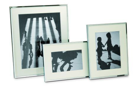 <p><span style="font-size: large;">Рамка за снимка SHADOW</span>
<p><strong>Материал:</strong> Хромирана, с паспарту
<p><strong>Размер на снимката:</strong> 10 х 15 см
<p><strong>Габаритен размер:</strong> 16 х 21 х 1,5 см
<p><strong>Код: 102001</strong><br />Марка: PHILIPPI <br />Модел: PH 102001<br />Доставка: 2-4 работни дни<br />Гаранция: 2 години
