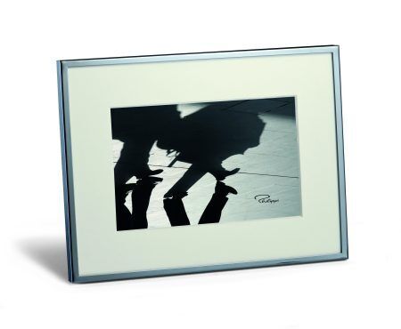 <p><span style="font-size: large;">Рамка за снимка SHADOW</span>
<p><strong>Материал:</strong> Хромирана, с паспарту
<p><strong>Размер на снимката:</strong> 10 х 15 см
<p><strong>Габаритен размер:</strong> 16 х 21 х 1,5 см
<p><strong>Код: 102001</strong><br />Марка: PHILIPPI <br />Модел: PH 102001<br />Доставка: 2-4 работни дни<br />Гаранция: 2 години