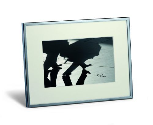 <p><span style="font-size: large;">Рамка за снимка SHADOW</span>
<p><strong>Материал:</strong> Хромирана, с паспарту
<p><strong>Размер на снимката:</strong> 10 х 15 см
<p><strong>Габаритен размер:</strong> 16 х 21 х 1,5 см
<p><strong>Код: 102001</strong><br />Марка: PHILIPPI <br />Модел: PH 102001<br />Доставка: 2-4 работни дни<br />Гаранция: 2 години