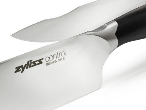 <p><span style="font-size: small;"><em><strong><em><strong><strong><strong>ZYLISS Нож на майстора - 16.5 см - серия "ZYLISS CONTROL"<br /></strong><strong>• Размери на опаковката:</strong> 2.5 см / 35 см / 10.5 см<br /><strong>• Размери на продукта:</strong> 2 см / 31 см / 4.8 см<br /><strong>• Тегло:</strong> 0.141 кг.<br /><strong>• Материал:</strong> </strong>кована стомана - <strong>X50CrMoV15</strong>, ABS, TPE<strong><br />• Ергономична дръжка<br /><strong><strong>• Антибактериално покритие на дръжката<br /></strong></strong><strong>• Подходящо за съдомиялна машина </strong><br /></strong><strong><strong>Производител: ZYLISS / Швейцария </strong></strong></strong></em><br /><br /></strong></em></span><strong style="color: #ff0000; font-size: medium;">ВНИМАНИЕ!!! </strong><strong style="color: #ff0000; font-size: medium;">ПАЗЕТЕ ОТ ДЕЦА!!!</strong></p><br />Марка: ZYLISS <br />Модел: ZYLISS 920181<br />Доставка: 2-4 работни дни<br />Гаранция: 2 години