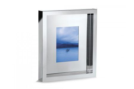 <p><span style="font-size: medium;"><strong>Рамка за снимка LONELY PLANET - 20 x 25</strong></span>
<p><strong>Материал:</strong> неръждаема стомана, огледално полирана
<p><strong>Размери на снимката:</strong> 20 х 25 см
<p><strong>Габаритни размери на рамката:</strong> 42 х 47 х 5 см
<p><strong>код: 204046</strong><br />Марка: PHILIPPI <br />Модел: PH 204046<br />Доставка: 2-4 работни дни<br />Гаранция: 2 години