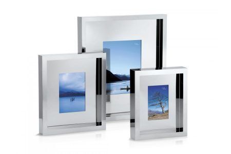<p><span style="font-size: medium;"><strong>Рамка за снимка LONELY PLANET - 20 x 25</strong></span>
<p><strong>Материал:</strong> неръждаема стомана, огледално полирана
<p><strong>Размери на снимката:</strong> 20 х 25 см
<p><strong>Габаритни размери на рамката:</strong> 42 х 47 х 5 см
<p><strong>код: 204046</strong><br />Марка: PHILIPPI <br />Модел: PH 204046<br />Доставка: 2-4 работни дни<br />Гаранция: 2 години