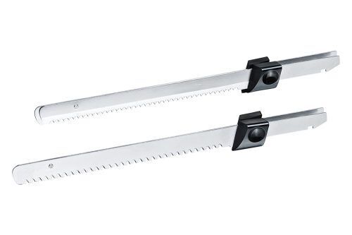 <p><strong>ROMMELSBACHER Eлектрически нож EM 150</strong><br />• <strong>Мощност:</strong> 120 W <br />• <strong>Захранване:</strong> 230 V, 50 Hz <br />• <strong>Материал:</strong> пластмасова конструкция, неръждаема стомана <br />• <strong>Мотор с ниски вибрации при работа</strong><br />• <strong>Максимално оперативно време: </strong> 15 минути, оставете уреда да се охлади хубаво и да достигне до стайна температура след приключване на работа <br />• <strong>2 броя двойни ножове за рязане на хранителни продукти:</strong><br /> – Нож с острие с едри зъби за рязане на замразени продукти <br />– Нож с острие със ситни зъби за рязане различни видове хранителни продукти <br />•<strong> Дължина на острието на ножовете:</strong> 15 см <br />• <strong>Бутон за включване и изключване</strong> <br />• <strong>Бутон за освобождаване на ножовете</strong><br />• <strong>Бутон за безопасност</strong><br />• <strong>Дръжка за удобен захват при употреба </strong><br />• <strong>Лесно почистване</strong><br />• <strong>Подходящ за разане на хляб, месо, колбаси, сирена, зеленчуци и сладкиши </strong><br />• <strong>Цвят: </strong>черен <br />• <strong>Размери:</strong> 5,9 x 43 x 10,5 cm <br />• <strong>Гаранция 24 месеца!</strong></p>
<p><em><span style="color: #ff0000;">Уредът е проектиран за максимално оперативно време от 15 минути. Когато достигнете този период от време, трябва да изчакате поне 5 минути, докато уредът се охлади. Ако не спазвате това, можете да повредите мотора на уреда!</span></em></p>
<li>Не използвайте ножа върху метални и полирани повърхности. </li>
<li>Не използвайте ножа за рязане на кости и кокали. Приставката с по-фините (по-дребните) остриета не е подходяща за рязане на замразена храна.<br /><strong>Производител: ROMMELSBACHER / Германия</strong></li><br />Марка: ROMMELSBACHER <br />Модел: EM 150<br />Доставка: 2-4 работни дни<br />Гаранция: 2 години