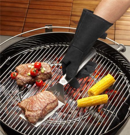 <br /><hr><br /><p><strong>GEFU Ръкавици за барбекю BBQ</strong><br />• <strong>Материал: </strong>топлоизолиращ велур<strong><br /></strong>• <strong>Топлоустойчивост до <span>200 °C</span><br /></strong>• <strong>Халка за окачване<br /></strong>• <strong>Размер:</strong> 34 х 16 см<br /><strong>Производител: GEFU / Германия</strong></p><br />Марка: GEFU - GERMANY <br />Модел: GEFU 89246<br />Доставка: 2-4 работни дни<br />Гаранция: 2 години