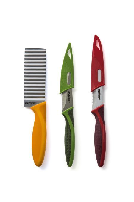 <p><strong>ZYLISS Комплект от 3 кухненски ножа</strong></p>
<p><strong>• Материал: Стомана, пластмаса<br />• Комплектът съдържа:<br /></strong><strong> - Кухненски нож за зеленчуци и плодове: </strong>9 см - зелена дръжка<br /><strong> - Кухненски нож с назъбенo острие:</strong> 10 см - червена дръжка<br /><strong> - Кухненски нож за декорация: </strong>12 см - оранжева дръжка<br /><strong>Производител: ZYLISS / Швейцария </strong></p><br />Марка: ZYLISS <br />Модел: ZYLISS 920130<br />Доставка: 2-4 работни дни<br />Гаранция: 2 години