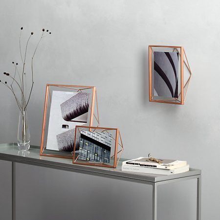 <p><span style="font-size: small;"><strong>UMBRA Рамка за снимки “PRISMA“ <br />• </strong></span><strong>Цвят:</strong> мед<br />• <strong>Размер на рамката:</strong> 15,3 x 15,3 x 7,6 cm<br />• <strong>Размер на снимката:</strong> 10 х 10 см<br /> • <strong>Материал:</strong> метал<br /><strong>Производител: UMBRA / Канада</strong><br /> <em><strong>DESIGN: SUNG WOOK PARK</strong></em></p><br />Марка: Umbra HK Limited <br />Модел: UMBRA 313017-880<br />Доставка: 2-4 работни дни<br />Гаранция: 2 години