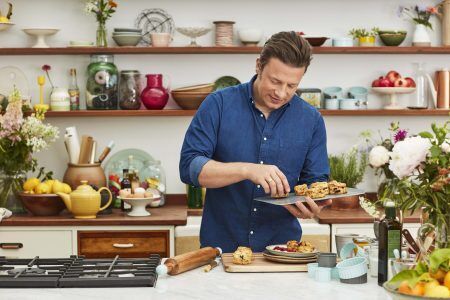 <p><strong><span style="font-size: medium;">Комплект от 5бр форми за десерти - на вълни Jamie Oliver - в кутия </span><br /></strong>• Вълнообразна форма за красив ефект<br />• Размери: Ø5см, Ø6см, Ø7см, Ø 8,5см и Ø 9,5см<br />• Височина: 4 см;<br />• Отличават се с заоблен ръб за удобство, здравина и комфорт;<br />• Идеални за тартове, бисквитки, хапки, сандвичи, сладкиши, и други ястия;<br />• Сетът включва 5 кръгли метални форми, опаковани в компактна кутия за лесна и удобна употреба и съхранение;<br />• Комбинация от светло син и тъмно сив цвят</p><br />Марка: JAMIE OLIVER <br />Модел: JB 3810<br />Доставка: 2-4 работни дни<br />Гаранция: 2 години