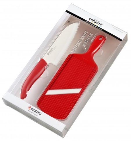 <li>Подаръчен комплект, състоящ се от две части:
<li>Керамичен нож <strong>Kyocera FK-140 </strong>
<li>Керамично ренде <strong>Kyocera CSN 202 </strong>
<li>Предлага се в блистер опаковка<br />Марка: KYOCERA <br />Модел: Kyocera FK-140WH-RD+202 RD<br />Доставка: 2-4 работни дни<br />Гаранция: 2 години