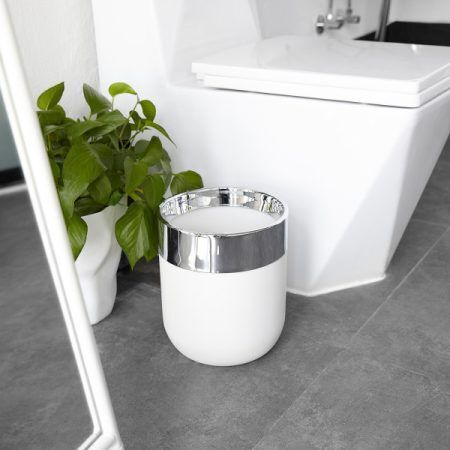 <p><span style="font-size: small;"><strong>UMBRA Кош за баня “JUNIP“ </strong></span>“<strong> - 3 литра</strong><br /><span style="font-size: small;"><strong>• </strong></span><strong>Цвят:</strong> бял / хром<br />• <strong>Размер: </strong>Ø 21,9 х 26,3 cm<br />• <strong>Материал:</strong> смола, неръждаема стомана<br /><strong>Производител: UMBRA / Канада<br /></strong><em><strong>DESIGN: GENSLER</strong></em></p><br />Марка: Umbra HK Limited <br />Модел: UMBRA 1009275-153<br />Доставка: 2-4 работни дни<br />Гаранция: 2 години