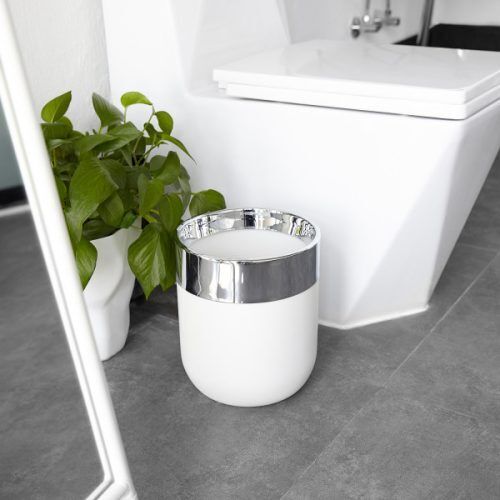 <p><span style="font-size: small;"><strong>UMBRA Кош за баня “JUNIP“ </strong></span>“<strong> - 3 литра</strong><br /><span style="font-size: small;"><strong>• </strong></span><strong>Цвят:</strong> бял / хром<br />• <strong>Размер: </strong>Ø 21,9 х 26,3 cm<br />• <strong>Материал:</strong> смола, неръждаема стомана<br /><strong>Производител: UMBRA / Канада<br /></strong><em><strong>DESIGN: GENSLER</strong></em></p><br />Марка: Umbra HK Limited <br />Модел: UMBRA 1009275-153<br />Доставка: 2-4 работни дни<br />Гаранция: 2 години