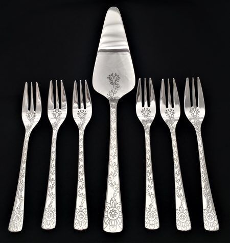 <br /><hr><br /><p><span style="font-size: small;"><strong>HERDMAR Комплект прибори за торта “NAMISH“- 7 части </strong></span><br />• Изработени от неръждаема стомана <br />• Подходящи за почистване в съдомиялна машина. <br /> <span style="text-decoration: underline;"><strong>Комплектът включва:</strong></span> <br />• Вилица за торта: 6 бр. <br />• Лопатка за сервиране: 1 бр.<br /><strong>ПРОИЗВОДИТЕЛ: HERDMAR / Португалия</strong></p><br />Марка: HERDMAR <br />Модел: Herdmar 182-5019-0117-010-0000<br />Доставка: 2-4 работни дни<br />Гаранция: 2 години