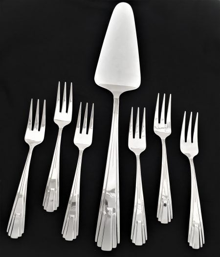 <p><span style="font-size: small;"><strong>HERDMAR Комплект прибори за торта “BELLASCO“- 7 части </strong></span><br />• Изработени от неръждаема стомана <br />• Подходящи за почистване в съдомиялна машина. <br /> <span style="text-decoration: underline;"><strong>Комплектът включва:</strong></span> <br />• Вилица за торта: 6 бр. <br />• Лопатка за сервиране: 1 бр.<br /><strong>ПРОИЗВОДИТЕЛ: HERDMAR / Португалия</strong></p><br />Марка: HERDMAR <br />Модел: Herdmar 184-5019-0117-010-0000<br />Доставка: 2-4 работни дни<br />Гаранция: 2 години