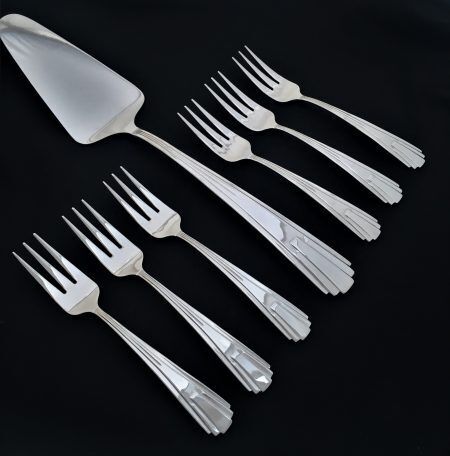 <p><span style="font-size: small;"><strong>HERDMAR Комплект прибори за торта “BELLASCO“- 7 части </strong></span><br />• Изработени от неръждаема стомана <br />• Подходящи за почистване в съдомиялна машина. <br /> <span style="text-decoration: underline;"><strong>Комплектът включва:</strong></span> <br />• Вилица за торта: 6 бр. <br />• Лопатка за сервиране: 1 бр.<br /><strong>ПРОИЗВОДИТЕЛ: HERDMAR / Португалия</strong></p><br />Марка: HERDMAR <br />Модел: Herdmar 184-5019-0117-010-0000<br />Доставка: 2-4 работни дни<br />Гаранция: 2 години