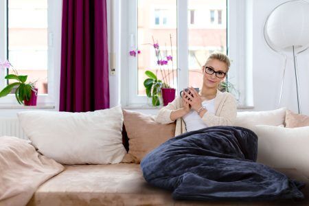 <p><span style="font-size: small;"><strong>INNOLIVING Електрическо одеяло - 180 x 130 см</strong></span> <br />• <strong>Мощност:</strong> 110-120 W <br /><strong>• Напрежение: </strong>220 - 240 V / 50 Hz <br /><strong>• Система за защита от прегряване</strong> <br />• <strong>Материя: </strong>100 % синтетична вълна <br />• <strong>Цвят: </strong>тъмно синьо <br />• <strong>Свалящо се дистанционно с LED дисплей</strong> <br />• <strong>9 степени за температура <br />• Таймер:</strong> от 90 мин до 12 часа <br />• <strong>Пране:</strong> при 40° C <br /><strong>• Размери:</strong> 180 x 130 см. <br /><strong>Производител: INNOLIVING - Италия</strong></p><br />Марка: INNOLIVING S.P.A <br />Модел: INN - 766<br />Доставка: 2-4 работни дни<br />Гаранция: 2 години