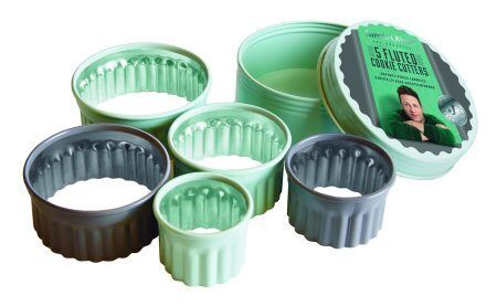 <p><strong><span style="font-size: medium;">Комплект от 5бр форми за десерти - на вълни Jamie Oliver - в кутия </span><br /></strong>• Вълнообразна форма за красив ефект<br />• Размери: Ø5см, Ø6см, Ø7см, Ø 8,5см и Ø 9,5см<br />• Височина: 4 см;<br />• Отличават се с заоблен ръб за удобство, здравина и комфорт;<br />• Идеални за тартове, бисквитки, хапки, сандвичи, сладкиши, и други ястия;<br />• Сетът включва 5 кръгли метални форми, опаковани в компактна кутия за лесна и удобна употреба и съхранение;<br />• Комбинация от светло син и тъмно сив цвят</p><br />Марка: JAMIE OLIVER <br />Модел: JB 3810<br />Доставка: 2-4 работни дни<br />Гаранция: 2 години