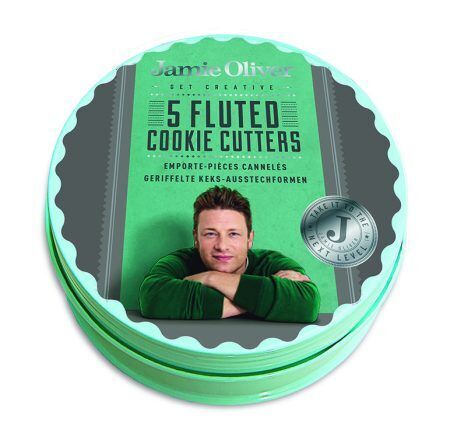 <p><strong><span style="font-size: medium;">Комплект от 5бр форми за десерти - на вълни Jamie Oliver - в кутия </span><br /></strong>• Вълнообразна форма за красив ефект<br />• Размери: Ø5см, Ø6см, Ø7см, Ø 8,5см и Ø 9,5см<br />• Височина: 4 см;<br />• Отличават се с заоблен ръб за удобство, здравина и комфорт;<br />• Идеални за тартове, бисквитки, хапки, сандвичи, сладкиши, и други ястия;<br />• Сетът включва 5 кръгли метални форми, опаковани в компактна кутия за лесна и удобна употреба и съхранение;<br />• Комбинация от светло син и тъмно сив цвят</p><br />Марка: JAMIE OLIVER <br />Модел: JB 3810<br />Доставка: 2-4 работни дни<br />Гаранция: 2 години