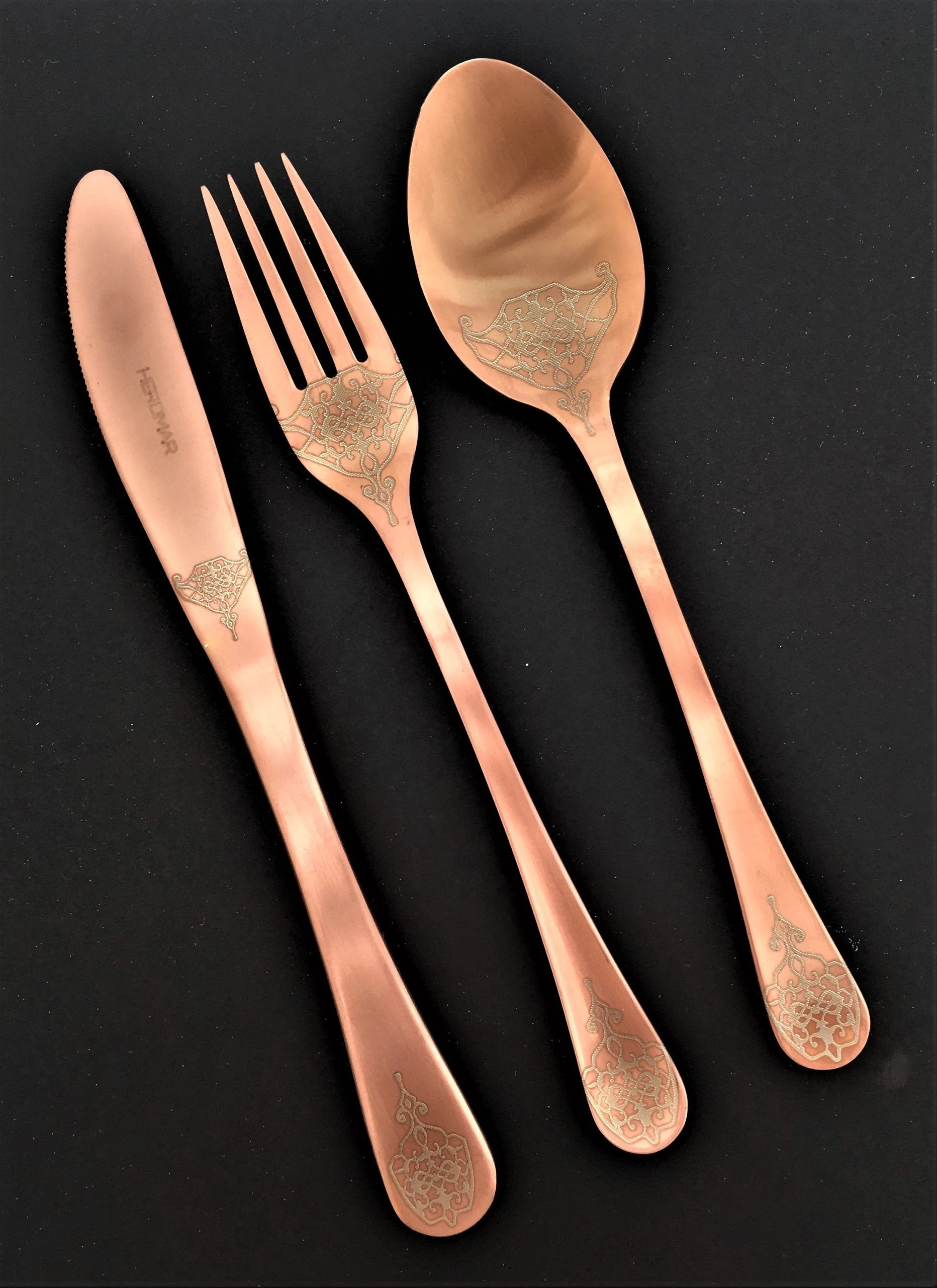 HERDMAR Комплект прибори за хранене “PORTOFINO №1“ – 36 части – медно PVD покритие, гравирани