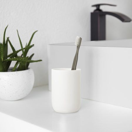 <p><span style="font-size: small;"><strong>UMBRA Канистер за аксесоари “JUNIP“ </strong></span>“<br /><span style="font-size: small;"><strong>• </strong></span><strong>Цвят:</strong> бял <br />• <strong>Размер: </strong>7 х 7 х 10,3 cm<br />• <strong>Материал:</strong> смола<br /><strong>Производител: UMBRA / Канада<br /></strong><em><strong>DESIGN: EUGENIE DE LOYNES</strong></em></p><br />Марка: Umbra HK Limited <br />Модел: UMBRA 1008025-660<br />Доставка: 2-4 работни дни<br />Гаранция: 2 години