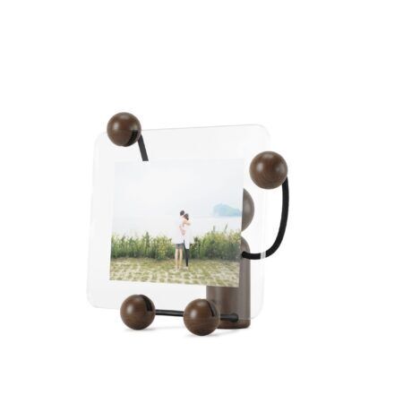 <p><span style="font-size: small;"><strong>UMBRA Рамка за снимки “WOODY“ <br /></strong></span> •<strong> Цвят: </strong>черен / орех<br /> • <strong>Размери:</strong> 22 х 10 х 18 см (ДхШхВ)<br />• <strong>Размер на опаковката:</strong> 17 х 6 х 22 см<br />• <strong>Размер на снимката:</strong> 13 х 18 см<br /> • <strong>Материал: </strong>стъкло, дърво<br /><strong>Производител: UMBRA / Канада </strong><br /><em><strong>DESIGN: SUNG WOOK PARK</strong></em></p><br />Марка: Umbra HK Limited <br />Модел: UMBRA 1015611-048<br />Доставка: 2-4 работни дни<br />Гаранция: 2 години