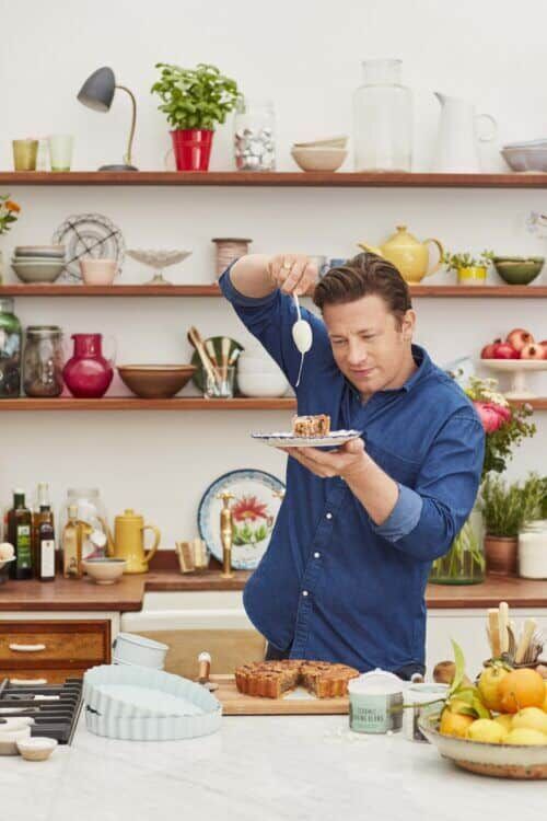 <li><em><strong>Шпатула за сервиране на торта и кекс Jamie Oliver</strong></em></li>
<li>Материал: Стомана, Дърво</li>
<li>Ширината на шпатулата е съобразена със съветите на диетолога на Джейми;</li>
<li>Шпатулата е удължена, за да не попада дръжката в тортата;</li>
<li>Назъбено острие от едната страна за лесно рязане с едно движение;</li>
<li>Дръжка от акациево дърво с край в светло син цвят;</li>
<li>С дупка за окачване;</li>
<p>
<object width="300" height="247" data="https://www.youtube.com/v/0xsgyEbqh6A" type="application/x-shockwave-flash">
<param name="src" value="https://www.youtube.com/v/0xsgyEbqh6A" />
</object>
</p><br />Марка: JAMIE OLIVER <br />Модел: JB 3550<br />Доставка: 2-4 работни дни<br />Гаранция: 2 години