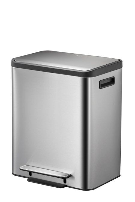 <p><span style="font-size: small;"><strong>EKO Кош за отпадъци с педал “ECOCASA“</strong></span><br /> • Материал: матирана неръждаема стомана, пластмаса<br />• Цвят: хром<br />• Функция за заключване на капака в отворена позиция за лесно почистване или смяна на торбата<br />• Вместимост: 30 литра <br />• Размери: 40,4 х 32,1 х 49,2 см<br />• 1 бр вътрешни пластмасови кофи <br />• Покритие срещу пръстови отпечатъци<br />• Безшумно отваряне и затваряне на капака<br />• Фиксатор за найлонов чувал / торба<br /><strong>Производител: EKO EUROPE / Холандия</strong></p><br />Марка: EKO-EUROPE <br />Модел: EKO 912830 - Mat RVS<br />Доставка: 2-4 работни дни<br />Гаранция: 2 години