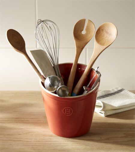 <p><span style="color: #000000;"><strong>EMILE HENRY Керамичен съд за прибори UTENSIL POT <br /></strong></span><span style="color: #000000;">• <strong>Ръчно изработен от 100% естествени материали<br />• Устойчив на температури: </strong>- 20º С до + 270º С<strong><br />• Висока устойчивост на надраскване <br /></strong>• </span><strong><span style="color: #000000;">Материал: </span> <span style="color: #ff0000;">HR® Ceramic (High Resistance) <span style="color: #000000;">/</span></span></strong><span style="color: #ff0000;"><span style="color: #000000;"> Високо устойчива керамика</span></span><strong><span style="color: #ff0000;"><span style="color: #000000;"> / </span><br /><span style="color: #000000;">• Без съдържание на олово, кадмий и никел<br /></span><span style="color: #000000;">• Външен размер: </span></span></strong><span style="color: #ff0000;"><span style="color: #000000;">15</span></span><span style="color: #000000;">,6 х 16,3 см (ДхВ)<br /><strong>• Вътрешен размер: </strong>14 х 15,3 см (ДхВ)<br />• <strong>Вместимост:</strong> 1 литра<br /><strong>• Тегло: </strong>0,92 кг<br />• <strong>Цвят: </strong>екрю<br />• <strong>Подходящ за: </strong>фурна / микровълнова фурна / фризер / съдомиялна машина<br /><strong>Производител: EMILE HENRY / Франция</strong></span></p><br />Марка: Emile Henry <br />Модел: EH 0218-02<br />Доставка: 2-4 работни дни<br />Гаранция: 2 години
