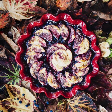 <p><strong>EMILE HENRY Керамична форма за пай "RUFFLED PIE DISH"</strong><br />• <strong>Ръчно изработена от 100% естествени материали<br />• Устойчива на температури: </strong>- 20º С до + 270º С<strong><br />• Равномерно разпределение на топлината<br />• Задържа топлината на ястието по-дълго от обикновените съдове<br />• Висока устойчивост на надраскване <br /></strong>• <strong>Материал:  <span style="color: #ff0000;">HR® Ceramic (High Resistance) <span style="color: #000000;">/</span></span></strong><span style="color: #ff0000;"><span style="color: #000000;"> Високо устойчива керамика</span></span><strong><span style="color: #ff0000;"><span style="color: #000000;"> / </span><br /><span style="color: #000000;">• Без съдържание на олово, кадмий и никел</span><br /><span style="color: #000000;">• Размер: </span></span></strong><span style="color: #ff0000;"><span style="color: #000000;">Ø</span></span><span style="color: #ff0000;"><span style="color: #000000;"> </span></span><span style="color: #ff0000;"><span style="color: #000000;">27 см х  6 см (h)<br /></span></span><span style="color: #ff0000;"><span style="color: #000000;">• <strong>Вместимост:</strong> 1 литър</span><br /><span style="color: #000000;"><strong>• Тегло: </strong>1,15 кг</span><br /><span style="color: #000000;">• <strong>Цвят: </strong>червен</span><br /><span style="color: #000000;">• <strong>Подходяща за: </strong>фурна / микровълнова фурна / фризер / съдомиялна машина</span><br /><strong><span style="color: #000000;">Производител: EMILE HENRY / Франция</span></strong></span></p><br />Марка: Emile Henry <br />Модел: EH 6187-34<br />Доставка: 2-4 работни дни<br />Гаранция: 2 години