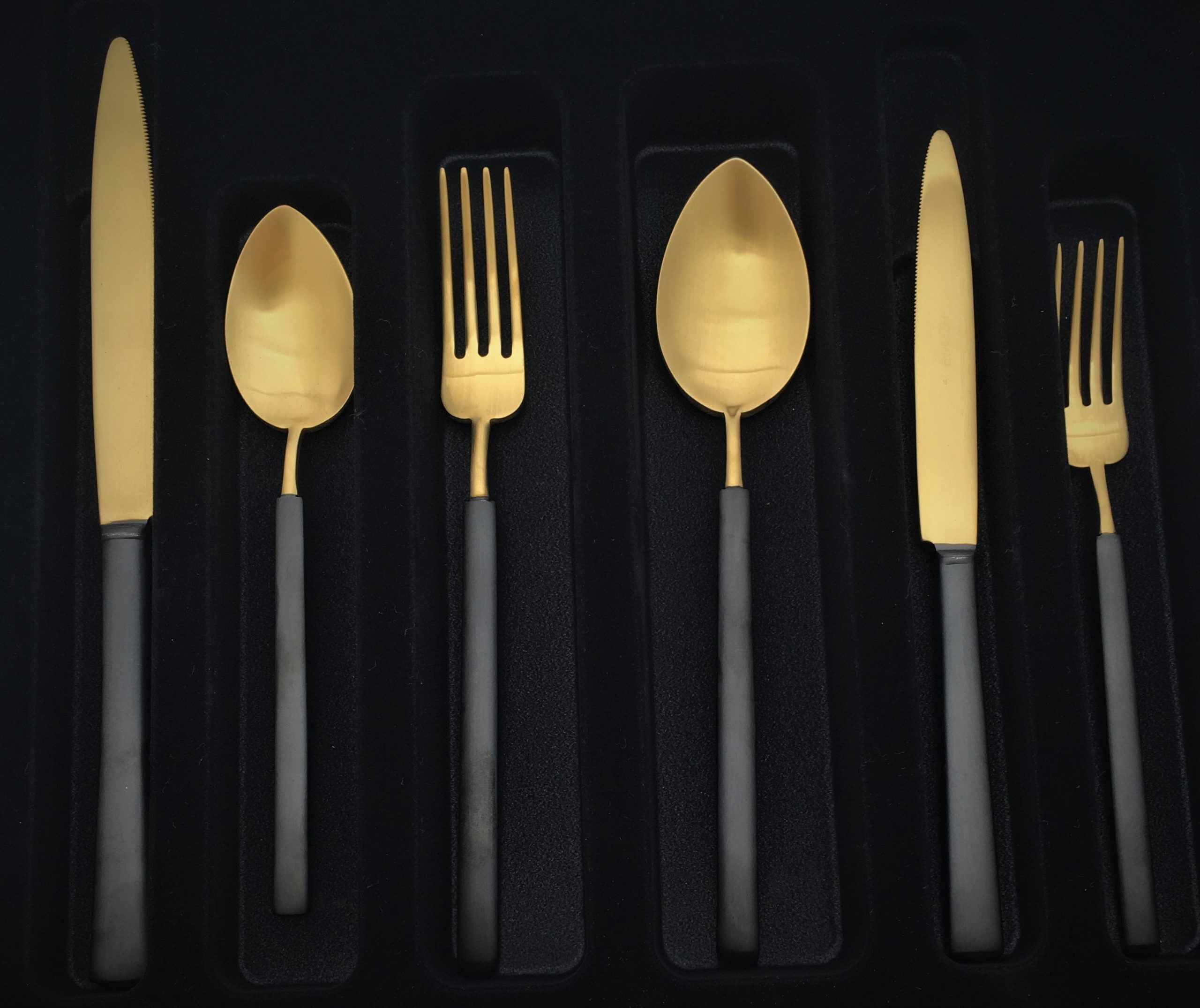 HERDMAR Комплект прибори за хранене “VINTAGE“- 36 части- златни с черна дръжка – PVD покритие – мат