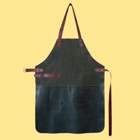 <p><strong>YAKO & CO Ръчно изработена кожена престилка - кафяв цвят</strong><br />• Престилка в стил винтидж и характерния барбекю стил; <br />• Изработена от 100% телешка кожа ( 2 парчета)<br />• Устойчива на замърсяване<br />• Почистване - с влажна кърпа<br />• Закопчава се на гърба и на врата<br />• Проектирана лента на кръста за кърпа или  кухненски аксесоари<br /> • Ръчно изработена в Португалия<br />• Специално разработена чанта за носене и съхранение<br />Производител: YAKO & CO / Португалия</p><br />Марка: YAKO&CO <br />Модел: YAKO & CO 1011P<br />Доставка: 2-4 работни дни<br />Гаранция: 2 години