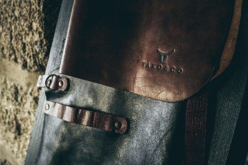 <p><strong>YAKO & CO Ръчно изработена кожена престилка - кафяв цвят</strong><br />• Престилка в стил винтидж и характерния барбекю стил; <br />• Изработена от 100% телешка кожа ( 2 парчета)<br />• Устойчива на замърсяване<br />• Почистване - с влажна кърпа<br />• Закопчава се на гърба и на врата<br />• Проектирана лента на кръста за кърпа или  кухненски аксесоари<br /> • Ръчно изработена в Португалия<br />• Специално разработена чанта за носене и съхранение<br />Производител: YAKO & CO / Португалия</p><br />Марка: YAKO&CO <br />Модел: YAKO & CO 1011P<br />Доставка: 2-4 работни дни<br />Гаранция: 2 години