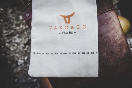 <p><strong>YAKO & CO Ръчно изработена кожена престилка - кафяв цвят</strong><br />• Престилка в стил винтидж и характерния барбекю стил; <br />• Изработена от 100% телешка кожа ( 2 парчета)<br />• Устойчива на замърсяване<br />• Почистване - с влажна кърпа<br />• Закопчава се на гърба и на врата<br />• Проектирана лента на кръста за кърпа или  кухненски аксесоари<br /> • Ръчно изработена в Португалия<br />• Специално разработена чанта за носене и съхранение<br />Производител: YAKO & CO / Португалия</p><br />Марка: YAKO&CO <br />Модел: YAKO & CO 1011P<br />Доставка: 2-4 работни дни<br />Гаранция: 2 години