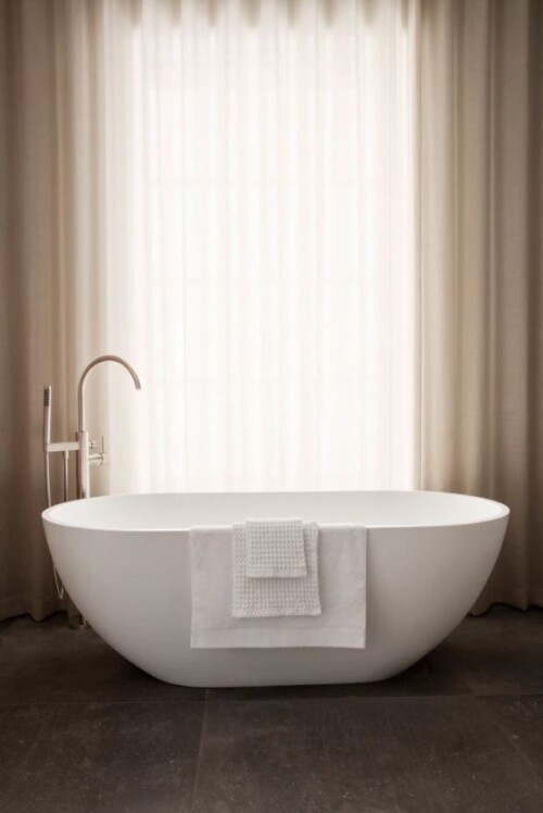 <p><strong>BLOMUS Хавлиена кърпа за баня - RIVA - цвят черен - размер 70х140 см.</strong><br /><strong>• Цвят:</strong> черен<br /><strong>• Размер:</strong> 70 х 140 см<br /><strong>• Състав:</strong> 100% органичен памук<br /><strong>• Плътност:</strong> 700 гр./ м²<br /><strong>• Примка за закачане<br /></strong><strong>• Пране:</strong> машинно до 60° С<br /><strong>• Подходяща за сушилня<br /></strong><strong>Производител: BLOMUS / Германия</strong></p>
<p><strong>За оптимална грижа и поддръжка, направете справка с етикета на продукта, който ще ви даде допълнителна информация - температура при пране, сушене, тип пране и др.</strong></p><br />Марка: BLOMUS <br />Модел: BLOMUS 66299<br />Доставка: 2-4 работни дни<br />Гаранция: 2 години