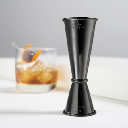 <p><strong>VISKI Двоен джигър/мярка за алкохол 30мл/60мл “Makoto-GunMetal“<br />• Материал: </strong>неръждаема стомана, черно покритие<br /><strong>• Размер: </strong>4,5 х 12 см (ДхВ)<br /><strong>• Измерва: </strong>30 мл и 60 мл<br /><strong>• Размер на опаковката: </strong>4,8 х 5,1 х 14,9 см<br /><strong>• Тегло с опаковката: </strong>0,100 кг<br /><strong>• Препоръчва се ръчно измиване</strong><br /><strong>Производител:</strong> Viski® / САЩ</p><br />Марка: TRUEBRANDS <br />Модел: VISKI 6450<br />Доставка: 2-4 работни дни<br />Гаранция: 2 години