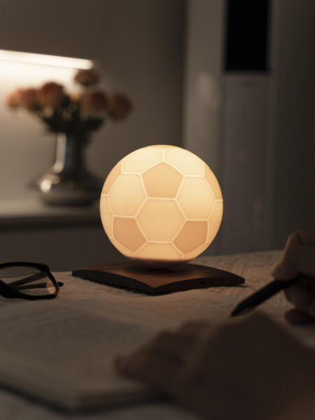 <p><strong>GINGKO Въртяща се смарт лампа “FootballSpin“</strong><br /><strong>• Семпъл и елегантен дизайн</strong><br /><strong>• Захранване:</strong><span> литиево - йонна батерия 1000 mAh</span><br /><strong>• Живот на батерията:</strong><span> около 6 часа</span><br /><strong>• Входяща мошност:</strong><span> DC 5 V, 0,5 A</span><br /><strong>• Височина: </strong><span>13</span><span> см.<br /></span><strong>• Диаметър на топката:</strong><span> Ø </span><span>12 см.</span><br /><strong>• Материал:</strong><span> основа от орех, PLA 3D принтирана луна<br /></span><strong>• Тегло:</strong><span> 0,283 кг.</span><br /><strong>• Тегло с опаковка:</strong><span> 0,320 кг.</span><br /><strong>• Цветна температура:</strong><span> 2900 ~ 3100K</span><br /><strong>• Светлинен поток:</strong><span> 160 - 1700 lm (в зависимост от избраната светлина)</span><span><br /><strong>• Мощност: </strong>1,6 W<br /><strong>• Дистанционно управление</strong><br /></span><strong>• Опаковано в красива подаръчна кутия<br /></strong><strong>Производител: GINGKO DESIGN/ Англия</strong></p>
<ol> </ol><br />Марка: Gingko Design <br />Модел: Gingko G066M-WT<br />Доставка: 2-4 работни дни<br />Гаранция: 2 години