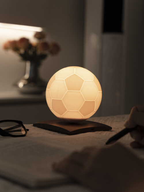 <p><strong>GINGKO Въртяща се смарт лампа “FootballSpin“</strong><br /><strong>• Семпъл и елегантен дизайн</strong><br /><strong>• Захранване:</strong><span> литиево - йонна батерия 1000 mAh</span><br /><strong>• Живот на батерията:</strong><span> около 6 часа</span><br /><strong>• Входяща мошност:</strong><span> DC 5 V, 0,5 A</span><br /><strong>• Височина: </strong><span>13</span><span> см.<br /></span><strong>• Диаметър на топката:</strong><span> Ø </span><span>12 см.</span><br /><strong>• Материал:</strong><span> основа от орех, PLA 3D принтирана луна<br /></span><strong>• Тегло:</strong><span> 0,283 кг.</span><br /><strong>• Тегло с опаковка:</strong><span> 0,320 кг.</span><br /><strong>• Цветна температура:</strong><span> 2900 ~ 3100K</span><br /><strong>• Светлинен поток:</strong><span> 160 - 1700 lm (в зависимост от избраната светлина)</span><span><br /><strong>• Мощност: </strong>1,6 W<br /><strong>• Дистанционно управление</strong><br /></span><strong>• Опаковано в красива подаръчна кутия<br /></strong><strong>Производител: GINGKO DESIGN/ Англия</strong></p>
<ol> </ol><br />Марка: Gingko Design <br />Модел: Gingko G066M-WT<br />Доставка: 2-4 работни дни<br />Гаранция: 2 години