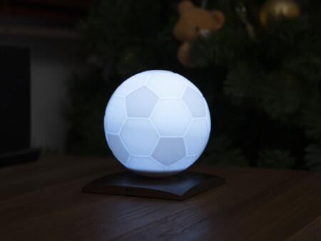 <p><strong>GINGKO Въртяща се смарт лампа “FootballSpin“</strong><br /><strong>• Семпъл и елегантен дизайн</strong><br /><strong>• Захранване:</strong><span> литиево - йонна батерия 1000 mAh</span><br /><strong>• Живот на батерията:</strong><span> около 6 часа</span><br /><strong>• Входяща мошност:</strong><span> DC 5 V, 0,5 A</span><br /><strong>• Височина: </strong><span>13</span><span> см.<br /></span><strong>• Диаметър на топката:</strong><span> Ø </span><span>12 см.</span><br /><strong>• Материал:</strong><span> основа от орех, PLA 3D принтирана луна<br /></span><strong>• Тегло:</strong><span> 0,283 кг.</span><br /><strong>• Тегло с опаковка:</strong><span> 0,320 кг.</span><br /><strong>• Цветна температура:</strong><span> 2900 ~ 3100K</span><br /><strong>• Светлинен поток:</strong><span> 160 - 1700 lm (в зависимост от избраната светлина)</span><span><br /><strong>• Мощност: </strong>1,6 W<br /><strong>• Дистанционно управление</strong><br /></span><strong>• Опаковано в красива подаръчна кутия<br /></strong><strong>Производител: GINGKO DESIGN/ Англия</strong></p>
<ol> </ol><br />Марка: Gingko Design <br />Модел: Gingko G066M-WT<br />Доставка: 2-4 работни дни<br />Гаранция: 2 години
