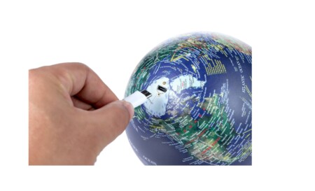 <p><strong>GINGKO Смарт лампа глобус “Atlas Globe“ - тъмносиня/орех</strong><br /><strong>• Семпъл и елегантен дизайн<br /></strong><strong>• Захранване:</strong><span> литиево - йонна батерия 1600 mAh</span><br /><strong>• Живот на батерията:</strong><span> около 6 часа</span><br /><strong>• Входяща мощност:</strong><span> DC 5 V, 0,5 A</span><br /><strong>• Височина: </strong><span>14,5 см.</span><br /><strong>• Диаметър на топката:</strong><span> Ø 13 см.</span><br /><strong>• Материал:</strong><span> основа от FSC сертифициран орех, ABS</span><br /><strong>• Тегло:</strong><span> 0,460 кг.</span><br /><strong>• Тегло с опаковка:</strong><span> 0,500 кг.</span><br /><strong>• Цветна температура:</strong><span> 2900 ~ 3100K</span><br /><strong>• Светлинен поток:</strong><span> 160 - 1700 lm (в зависимост от избраната светлина)</span><br /><strong>• Мощност: </strong><span>1,6 W</span><strong><br /></strong><strong>• Опаковано в красива подаръчна кутия<br /></strong><strong>Производител: GINGKO DESIGN/ Англия</strong></p><br />Марка: Gingko Design <br />Модел: Gingko G038M-WT<br />Доставка: 2-4 работни дни<br />Гаранция: 2 години