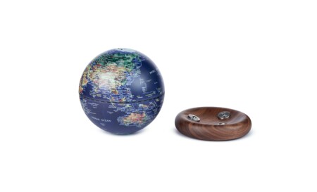 <p><strong>GINGKO Смарт лампа глобус “Atlas Globe“ - тъмносиня/орех</strong><br /><strong>• Семпъл и елегантен дизайн<br /></strong><strong>• Захранване:</strong><span> литиево - йонна батерия 1600 mAh</span><br /><strong>• Живот на батерията:</strong><span> около 6 часа</span><br /><strong>• Входяща мощност:</strong><span> DC 5 V, 0,5 A</span><br /><strong>• Височина: </strong><span>14,5 см.</span><br /><strong>• Диаметър на топката:</strong><span> Ø 13 см.</span><br /><strong>• Материал:</strong><span> основа от FSC сертифициран орех, ABS</span><br /><strong>• Тегло:</strong><span> 0,460 кг.</span><br /><strong>• Тегло с опаковка:</strong><span> 0,500 кг.</span><br /><strong>• Цветна температура:</strong><span> 2900 ~ 3100K</span><br /><strong>• Светлинен поток:</strong><span> 160 - 1700 lm (в зависимост от избраната светлина)</span><br /><strong>• Мощност: </strong><span>1,6 W</span><strong><br /></strong><strong>• Опаковано в красива подаръчна кутия<br /></strong><strong>Производител: GINGKO DESIGN/ Англия</strong></p><br />Марка: Gingko Design <br />Модел: Gingko G038M-WT<br />Доставка: 2-4 работни дни<br />Гаранция: 2 години