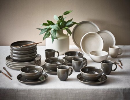 <p><strong>BLOMUS Комплект за хранене CANJU, 20 части<br /></strong><strong>• Цвят: </strong>сив (Pewter) <br /><strong>• В комплекта:<br /></strong> - 4бр. основна чиния   (Ø27 х 2,5см)<br /> - 4бр. десертна чиния (Ø21 x 2,5см)<br /> - 4бр. гурме чиния (Ø20 x 4см)<br /> - 4бр. купа (Ø15 x 6,5см)<br /> - 4бр. чаша с дръжка 250 мл (Ø8,5 x 10,5см)<br /><strong>• Материал:</strong> керамика<br /><strong>• Подходящи за микровълнова фурна</strong><br /><strong>• Подходящи за съдомиялна машина</strong><br /><strong>Производител: BLOMUS / Германия<br /><br /></strong></p><br />Марка: BLOMUS <br />Модел: BLOMUS 64614<br />Доставка: 2-4 работни дни<br />Гаранция: 2 години