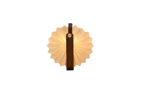 <p><strong>GINGKO Смарт лампа “Origami“ - орех</strong><br /><strong>• Захранване: </strong><span>литиево-йонна батерия 2200 mAh</span><br /><strong>• Включен USB C кабел за зареждане<br />• Магнитни капаци</strong><br /><span><strong>• Живот на батерията: </strong>6-8 часа<br /></span><strong>• Време за зареждане:</strong><span> 3-4 часа</span><br /><strong>• Размери: </strong><span>11,5 х 5 х 21 см.</span><br /><strong>• Материал:</strong><span> орех, хартия Tyvek (водоустойчива и здрава)</span><br /><strong>• Тегло:</strong><span> 0,262 кг.</span><br /><strong>• Тегло с опаковка:</strong><span> 0,300 кг.</span><br /><strong>• Може да се отвори на 360°</strong><br /><strong>• Напълно преносима</strong><br /><strong>• Цветна температура:</strong><span> топла светлина -  2700К<br /><strong>• Светлинен поток:</strong> 450 lm<br /><strong>• Мощност:</strong> 6 W</span><br /><strong>Производител: GINGKO DESIGN/ Англия</strong></p><br />Марка: Gingko Design <br />Модел: Gingko G033WT<br />Доставка: 2-4 работни дни<br />Гаранция: 2 години