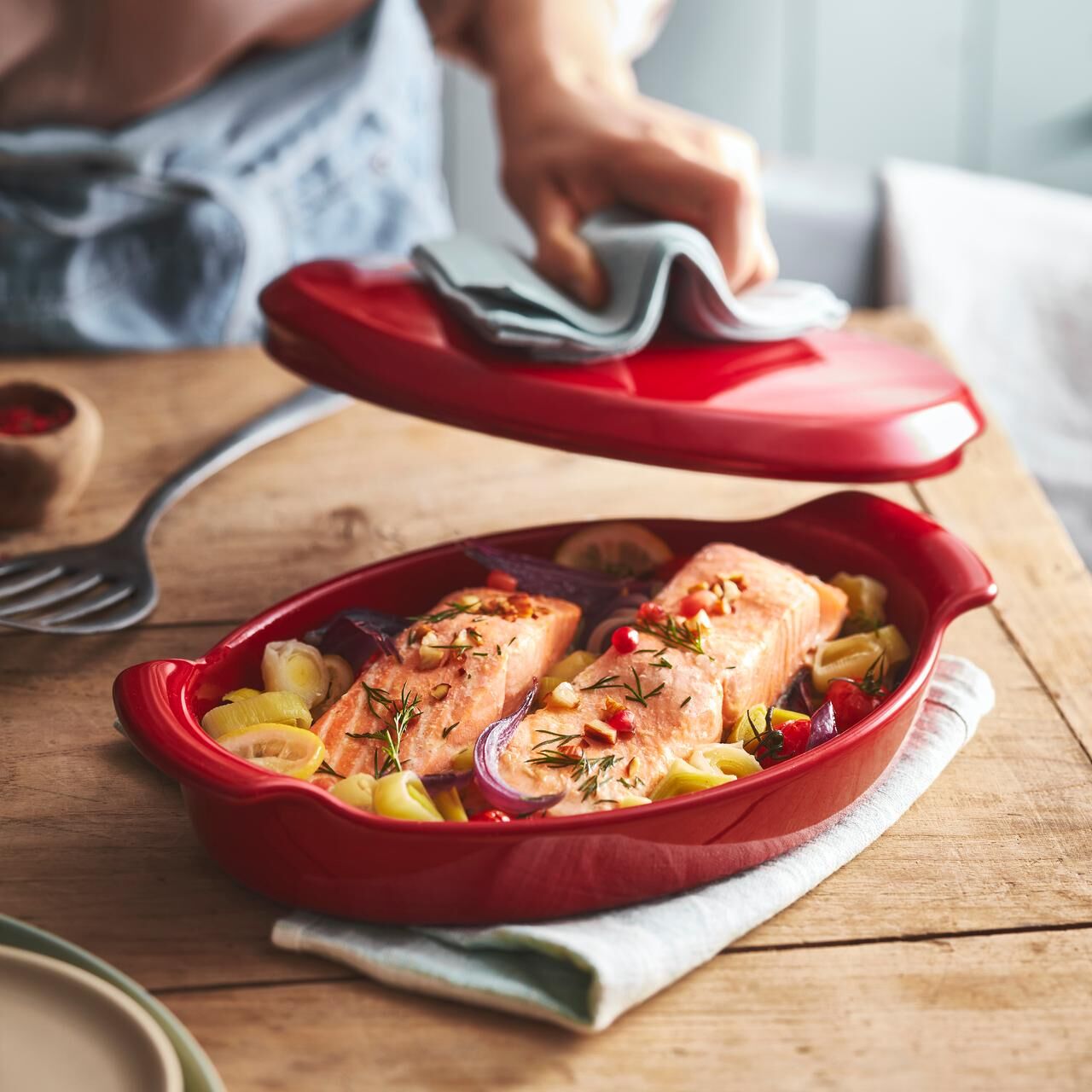 EMILE HENRY Овална тава с капак „PAPILLOTE“- 30,5х17,5 см – цвят червен