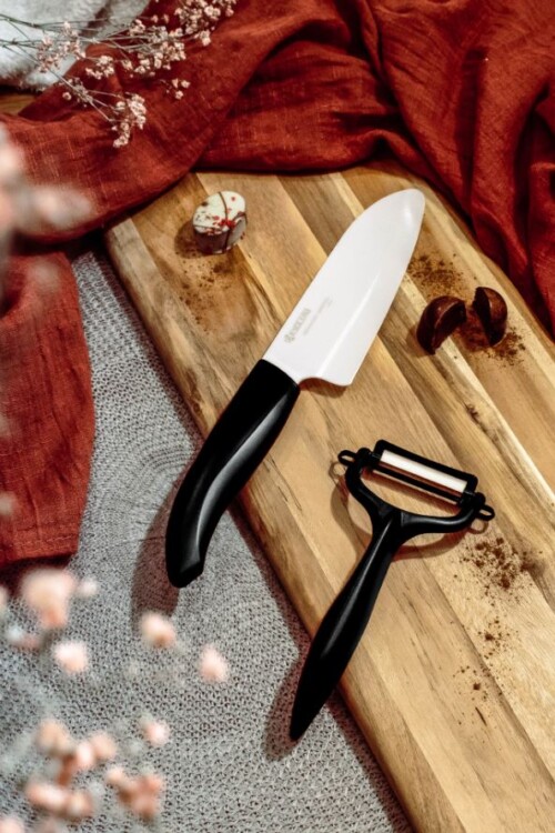 <p><strong>KYOCERA Комплект нож с белачка в кутия</strong><br /><strong>– <a href="https://pip.bg/5" target="_blank">Нож с керамично острие Kyocera FK-140 WH-BK:<br /></a></strong><span> </span><span> • Цвят на острието: бял </span><br /><span>  • Цвят на дръжката: черен</span><br /><span>  • Дължина на острието: 14 см.</span><br /><span>– </span><strong><a href="https://pip.bg/6" target="_blank">Белачка с керамично острие Kyocera CP-10 NBK<br /></a>  • </strong><span>Дължина на острието: 4 см </span><br /><span>  • Цвят на острието: бял</span><br /><span>  • Цвят на дръжката: черен</span><br /><span><strong>• Материал на остриетата:</strong> циркониева керамика</span><br /><span><strong>• Материал на дръжките:</strong> пластмаса</span><br /><span><strong>• Изключително остри</strong></span><br /><span><strong>• С ергономични дръжки</strong></span><br /><span><strong>• Не използвайте за рязане на твърди или замразени храни</strong></span><br /><span><strong>• Подходящи за съдомиялна машина.</strong></span><br /><strong><span>Производител: KYOCERA / Япония</span></strong></p><br />Марка: KYOCERA <br />Модел: Kyocera FK-140 WH-BK + CP-10 BK<br />Доставка: 2-4 работни дни<br />Гаранция: 2 години