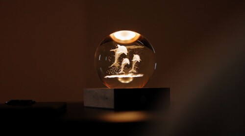 <p><strong>GINGKO 3D Смарт лампа “Amber Crystal“ - Делфини</strong><br /><strong>• Захранване: </strong><span>акумулаторна батерия 2000 mAh</span><br /><strong>• Включен USB C кабел за зареждане</strong><br /><span><strong>• Живот на батерията: </strong>10-96 часа</span><br /><strong>• Размери: </strong><span>8 х 8 х 12 см.</span><br /><strong>• Материал:</strong><span> FSC сертифицирана основа от орехово дърво, първокласен 3D лазерно отпечатан кристал</span><br /><strong>• Тегло:</strong><span> 0,756 кг.</span><br /><strong>• Тегло с опаковка:</strong><span> 0,800 кг.</span><br /><strong>• Цветна температура:</strong><span> 2900 - 3100К<br /><strong>• Входяща мощност:</strong> DC 5 V, 0,5 A<br /><strong>• Изходна мощност:</strong> 2 W<br /><strong>• Дизайн:</strong> Делфини<br /><strong>• Предлага се в различни дизайни</strong></span><br /><strong>Производител: GINGKO DESIGN/ Англия</strong></p><br />Марка: Gingko Design <br />Модел: Gingko G025DO<br />Доставка: 2-4 работни дни<br />Гаранция: 2 години