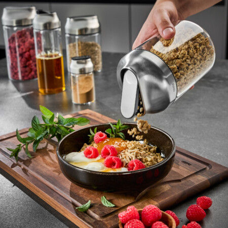 <p><strong>GEFU Комплект от 2 бр. стъклени канистери “KIPPO“ <br />• Лесно дозиране чрез накланяне<br />• Практичен капак от неръждаема стомана с вграден отвор<br />• С винтов капак за лесно пълнене и почистване<br />• Херметично затваряне, благодарение на силиконовия уплътнител на капака<br />• Изработени от висококачествено боросиликатно стъкло</strong><br /><strong>• Вместимост на 1 бр:</strong> 1000 мл<br /> <strong>• Размери на 1 бр:</strong> Ø 10 х 19,1 см<br /><strong>• Тегло: </strong>0,930 кг<br /> <strong>• Материал: </strong>неръждаема стомана, пластмаса, боросиликатно стъкло, силикон <br /> <strong>• Стъклената част е подходяща за почистване в съдомиялна машина<br />• Капаците НЕ са подходящи за съдомиялна машина</strong><br /><strong>Производител: GEFU / Германия</strong></p><br />Марка: GEFU - GERMANY <br />Модел: GEFU 33744<br />Доставка: 2-4 работни дни<br />Гаранция: 2 години